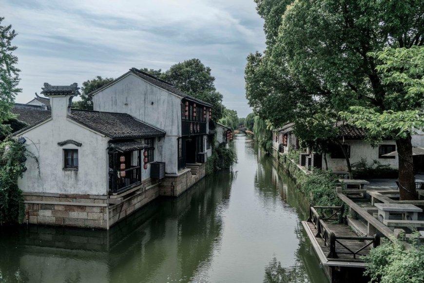 探索知识的小姐姐一袭淡粉色紧身连衣裙,时尚优雅显身材,满满的减龄感,你心动了吗?蜗牛问答平台