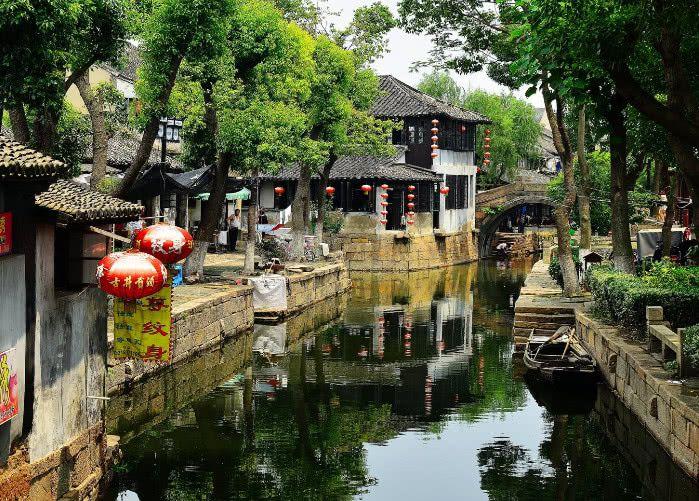敌人突然来犯,我方毫无准备,此人临危受命,穿着便装去战斗