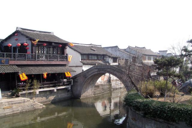 折扣潮卷到年货市场,零食店老板干1天抵平时6天,“三只松鼠们”爆单